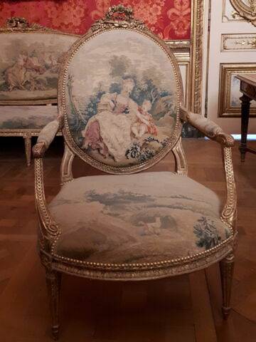 Fauteuil couvert en tapisserie de Beauvais, d'un ensemble de dix (OA 6657 à OA 6666)