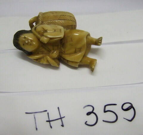 Netsuke : Portefaix (?), image 3/3