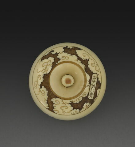 Manju netsuke avec une divinité féminine (?), image 2/2