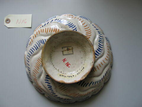 Coupe godronnée : sainte (?), image 5/6