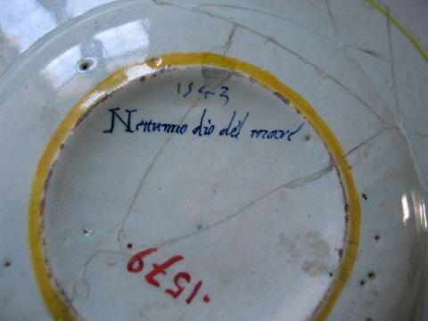 Plat rond : Neptune domptant les flots, image 3/6