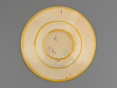 Plat rond : déesse entourée de génies ailés, image 2/2