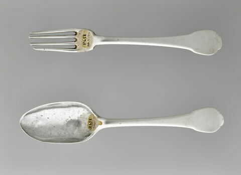 Couvert de table : une cuiller et une fourchette, image 2/5