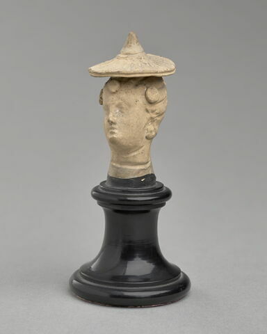 Tête de femme coiffé au pétase, image 2/4