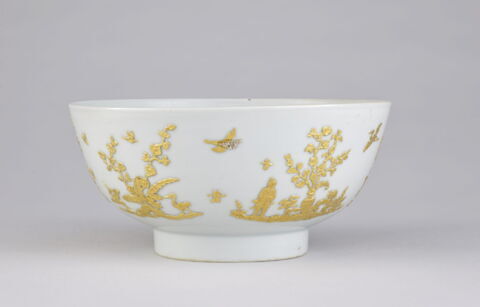 Coupe à décor appliqué, image 2/6