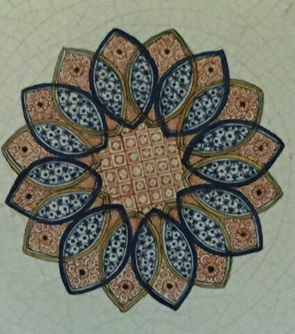 Grand plat circulaire à décor de lambrequins et rosace, image 3/5