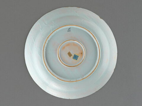 Grand plat circulaire à décor de lambrequins et rosace, image 2/5