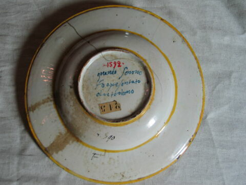 Plat rond à armoiries : Sinon conduit devant Priam, image 6/6