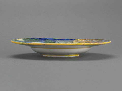 Plat rond à armoiries : Sinon conduit devant Priam, image 3/6