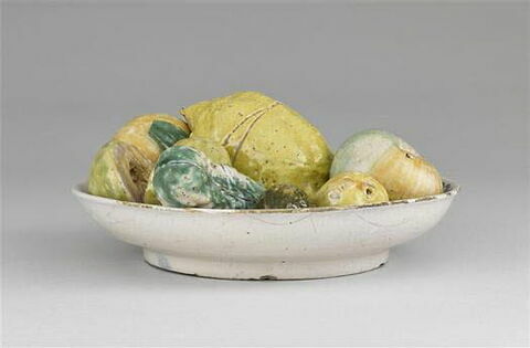 Coupe ronde : fruits et des légumes en haut-relief et en trompe-l'oeil [Fruttiera Farcita]