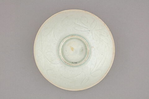 Coupe décorée à l'extérieur de feuillage stylisé, image 2/3