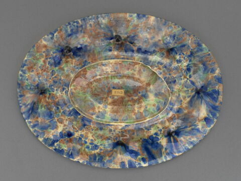 Plat ovale sur pied : cavités et cornes d'abondance, image 2/4