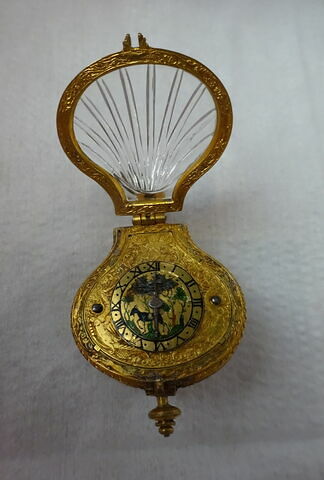 Montre en forme de coquille.