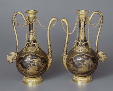 Aiguière des collections de Marie-Antoinette, d'une paire (MR 380 85)