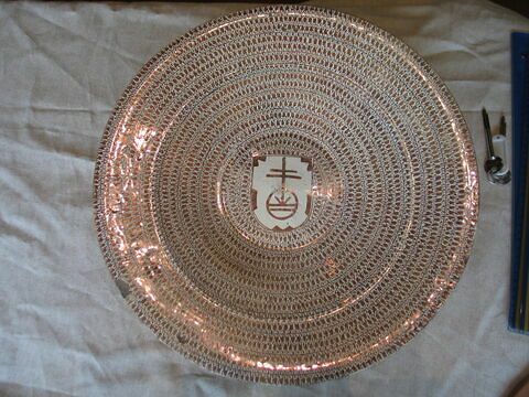 Plat rond : armoiries (?)