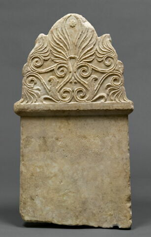 stèle ; objet funéraire