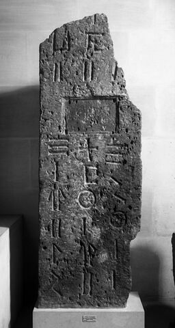 stèle ; objet funéraire, image 2/2