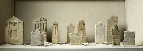 stèle ; objet votif, image 2/3