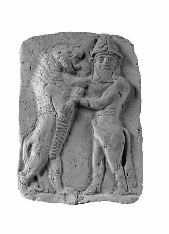 Plaquette : homme-taureau combattant un lion, image 3/4