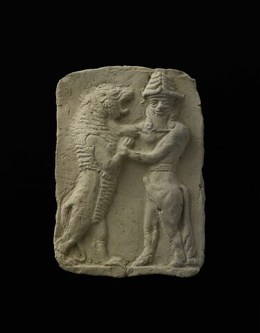 Plaquette : homme-taureau combattant un lion