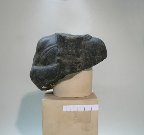 statue, image 2/2