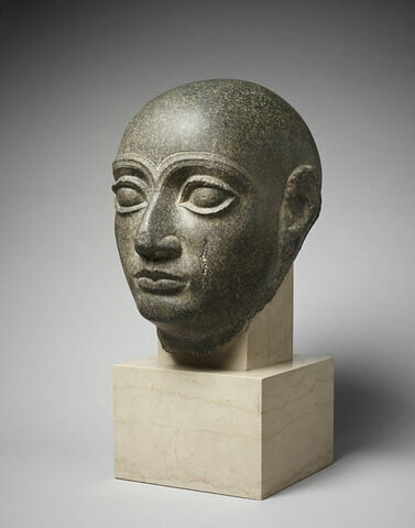 statue, image 4/10