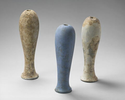élément du décor architectural  ; élément de mobilier  ; vase  ; manche de miroir, image 2/5