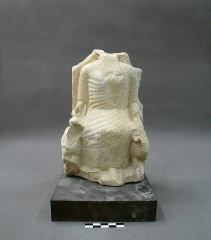 statue