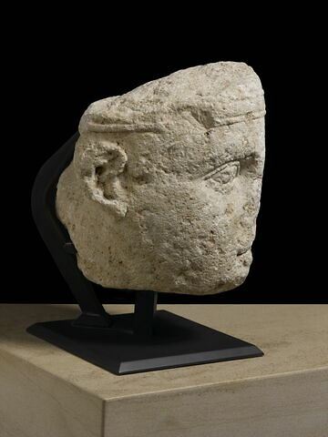 statue, image 2/2