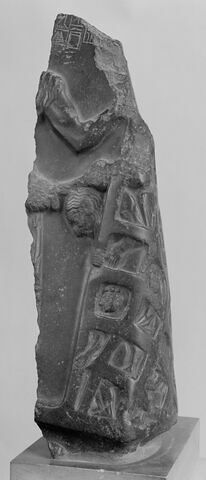 Sommet d'une stèle de l'époque de Sargon, image 6/7