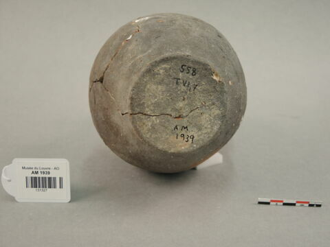 vase, image 2/2