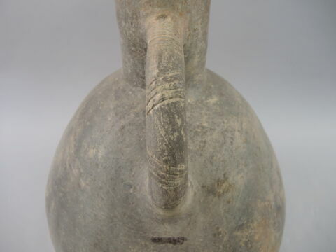 vase, image 2/2
