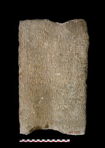 stèle ; socle ; document écrit, image 3/3