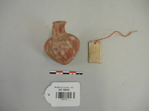 vase, image 2/2
