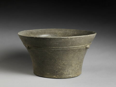 vase, image 2/2