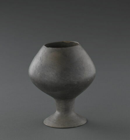 vase, image 2/2