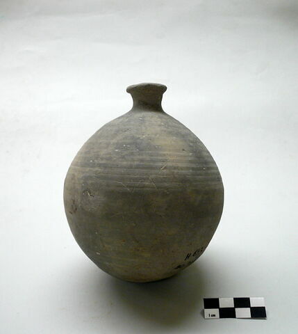 vase, image 2/2