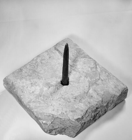 dépôt de fondation ; coffret ; tablette ; clou de fondation, image 3/3