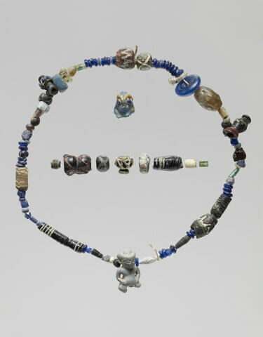 collier ; perle ; pendentif ; amulette