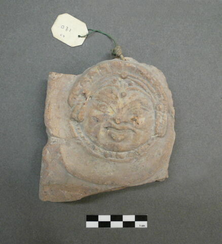 plaque ; figurine ; relief
