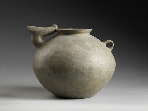 vase, image 3/3