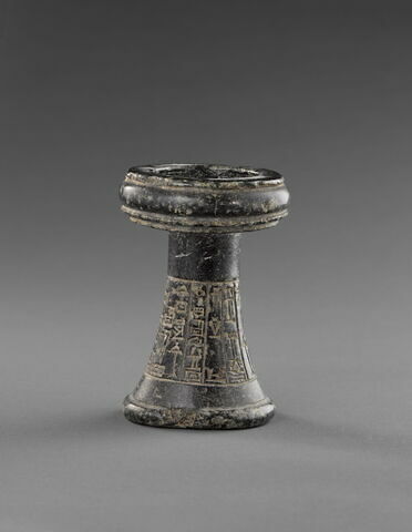 autel ; brûle-parfum  ; table d'offrandes  ; objet votif, image 2/3