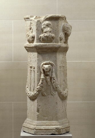 cippe ; objet funéraire, image 2/2