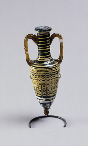 vase, image 3/3