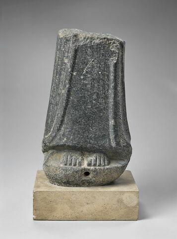 statue