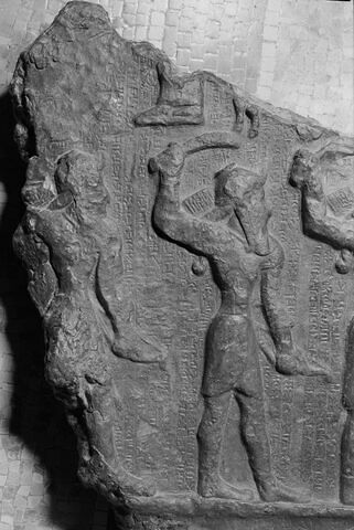 Bas-relief aux guerriers, image 3/9