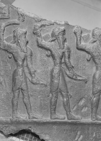 Bas-relief aux guerriers, image 5/9