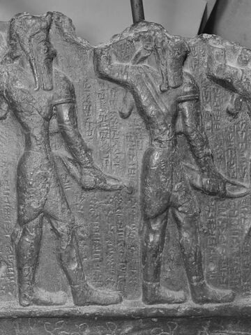 Bas-relief aux guerriers, image 7/9