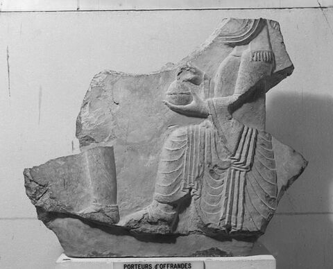 élément du décor architectural  ; relief mural, image 2/2