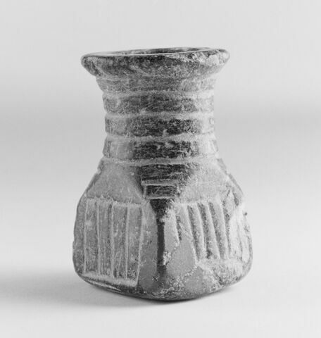 vase, image 2/3